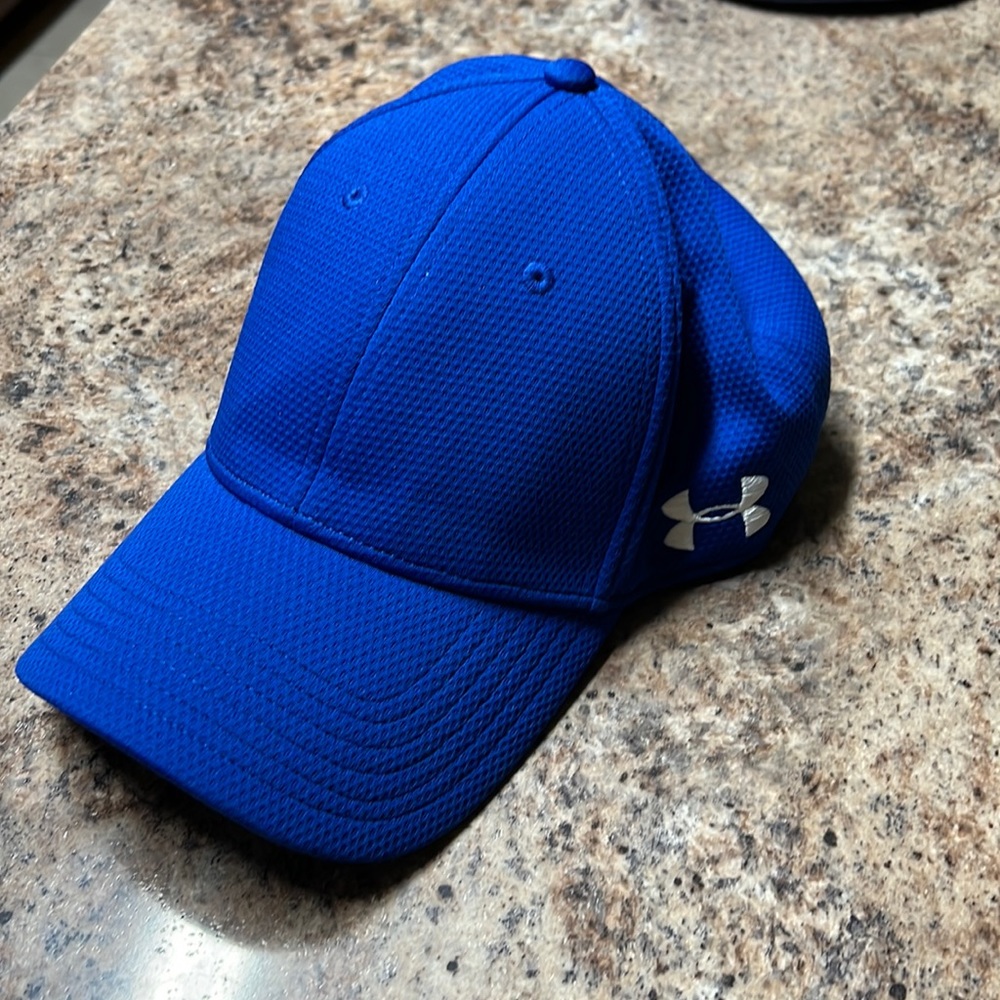 plain add UA flex fit hat never worn but nontags. sorry charlie.